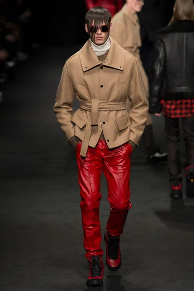 Look 16